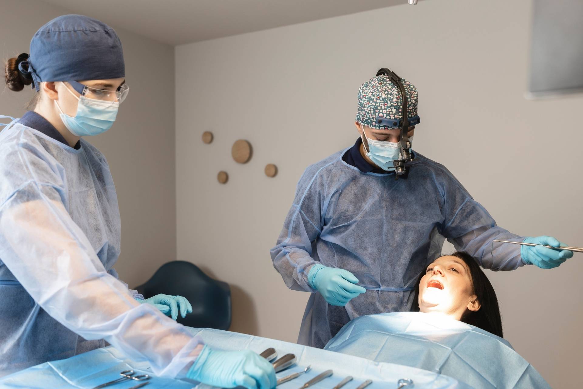 Docteur Arthur Arnaud médecin dentiste spécialiste en chirurgie orale en acte chirurgical